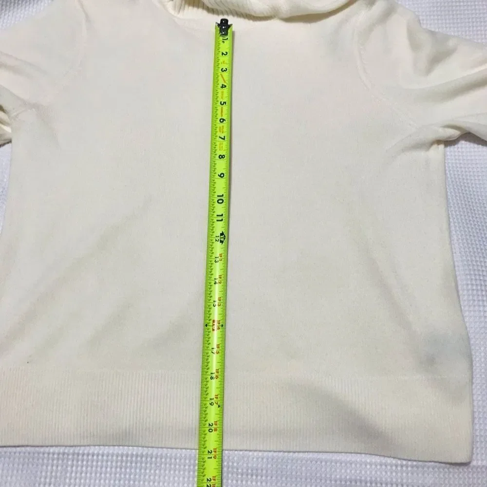 Josephine Chaus Turtleneck white Sweater size XL….S0023